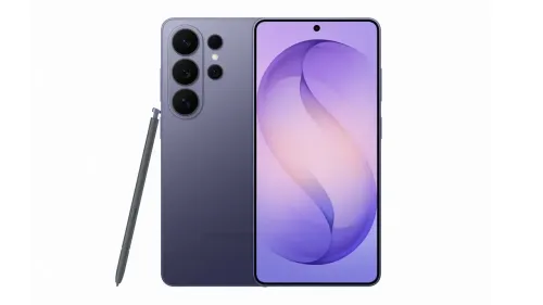 هاتف سامسونج Galaxy S26 بلون أرجواني، مزود بكاميرات متعددة، وقلم S Pen، مع شاشة تعرض تصميمًا عصريًا يبرز ميزات الذكاء الاصطناعي.