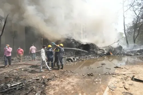 حطام طائرة دريملاينر 787 بعد تحطمها في منطقة مأهولة، مع فرق الإنقاذ تعمل على إخماد النيران والبحث عن الناجين.