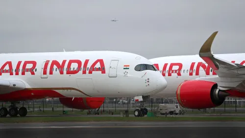 طائرة الخطوط الجوية الهندية من طراز بوينج 777-300ER متوقفة، مع ظهور علامة "AIR INDIA" بوضوح، في سياق حادث يتعلق بالمراحيض.