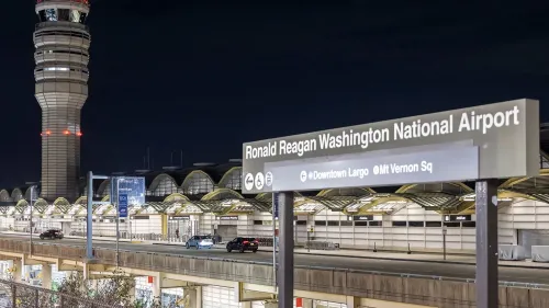 مطار رونالد ريغان واشنطن الوطني ليلاً، مع برج المراقبة واضحًا في الخلفية، يشير إلى الحوادث الأخيرة المتعلقة بالسلامة الجوية.