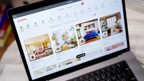 واجهة موقع Airbnb تعرض خيارات الإقامة مع الأسعار الإجمالية، مما يعزز الشفافية ويقلل الرسوم الإضافية.