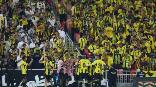 لاعبو الاتحاد السعودي يحتفلون مع جماهيرهم في مدرجات ملعب مباراة دوري روشن السعودي، بعد فوز مهم قبل مواجهة دوري أبطال آسيا.