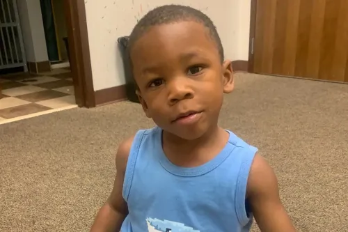 صورة لطفل صغير يُدعى كي توريوس "ك. ج."، الذي توفي بعد تركه في سيارة لفترة طويلة في حرارة الصيف.