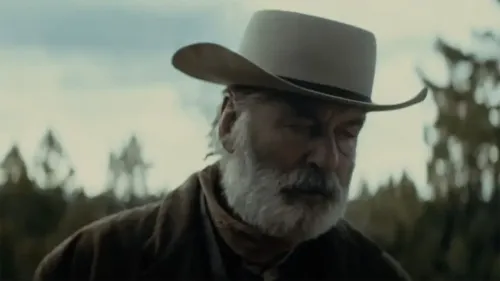 يظهر أليك بالدوين في مشهد من فيلم "Rust" مرتديًا قبعة ويبدو عليه الحزن، مما يعكس أجواء الغرب المتوحش في ثمانينيات القرن التاسع عشر.