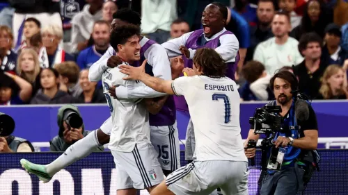 لاعبو المنتخب الإيطالي يحتفلون بحماس بعد هدف في مباراة دوري الأمم الأوروبية ضد فرنسا في استاد فرنسا.