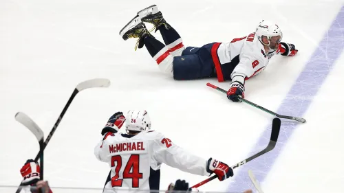 أليكس أوفيتشكين يحتفل بتسجيل هدفه التاريخي رقم 895 في مباراة واشنطن كابيتالز ضد نيويورك آيلانديرز، محققًا إنجازًا كبيرًا في دوري الهوكي الوطني.