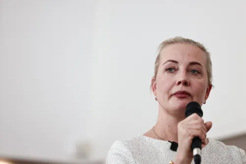 تظهر يوليا نافالنايا، أرملة المعارض الروسي الراحل أليكسي نافالني، أثناء حديثها عن نتائج اختبارات التسمم التي تعرض لها زوجها.