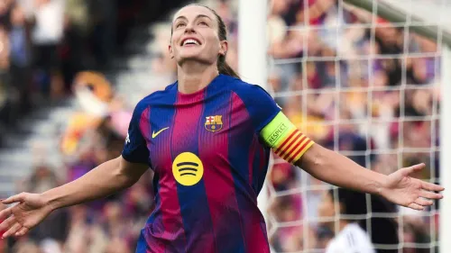 أليكسا بوتيلاس ترتدي زي برشلونة وتحتفل بهدف، نجمة كرة القدم النسائية التي انضمت حديثاً إلى نادي London City Lionesses.