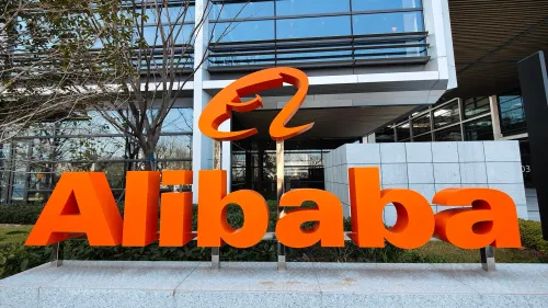 شعار شركة علي بابا باللون البرتقالي أمام مبناها، يرمز إلى ابتكاراتها في الذكاء الاصطناعي والتكنولوجيا المتقدمة.