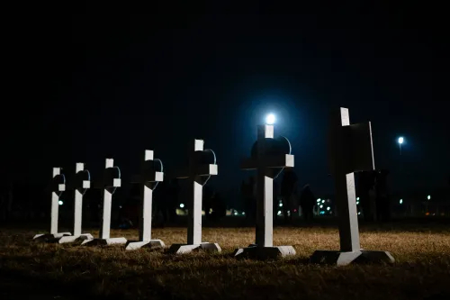 صليب أبيض في حقل مضاء، يرمز إلى ذكرى الضحايا الذين لقوا حتفهم في حادث تحطم طائرة UPS في لويزفيل.