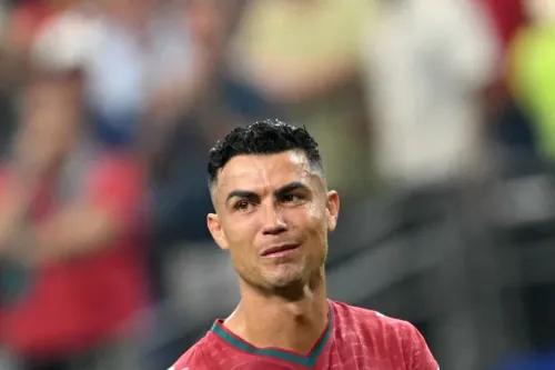 كريستيانو رونالدو يبكي بعد وداعه لكأس العالم 2026 في دالاس، معبراً عن حزن نهاية مسيرته الدولية مع البرتغال.