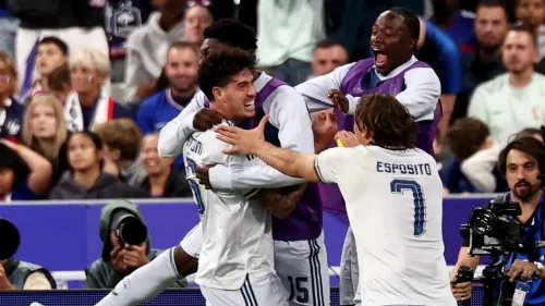 لاعبو المنتخب الإيطالي يحتفلون بهدف التعادل في مباراة دوري الأمم الأوروبية ضد فرنسا باستاد دو فرانس في باريس.