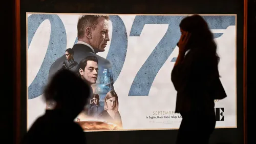ملصق فيلم جيمس بوند "007" يظهر شخصيات رئيسية، مع امرأة تسير بجانب الملصق في مشهد حضري.