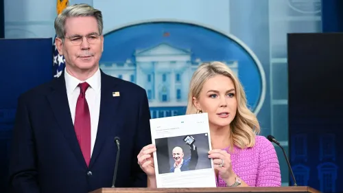 تظهر السكرتيرة الصحفية للبيت الأبيض، كارولين ليفيت، خلال مؤتمر صحفي، وهي تحمل ورقة تحتوي على صورة لجيف بيزوس، مع التركيز على تأثير التعريفات الجمركية.