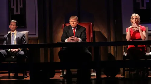 دونالد ترامب يجلس في الوسط خلال برنامج "The Apprentice" مع ابنه دونالد ترامب جونيور وابنته إيفانكا، في أجواء تنافسية.