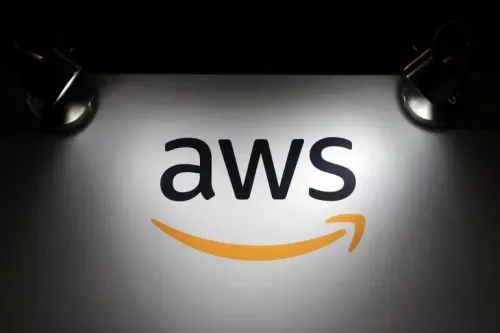 شعار AWS مضاء، مع التركيز على اسم الخدمة السحابية التابعة لأمازون، في سياق انقطاع خدماتها وتأثيره على التطبيقات العالمية.