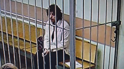 امرأة تجلس خلف القضبان في قاعة محكمة روسية، في سياق اعتقالها بتهمة تهريب المخدرات، وسط توترات بين روسيا والولايات المتحدة.