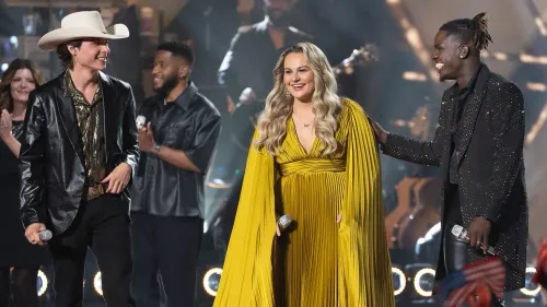 جمال روبرتس، الفائز بموسم "أمريكان أيدول" الثالث والعشرين، يقف مع المتسابقين الآخرين، حيث يحتفل بفوزه بعد أداء مؤثر.