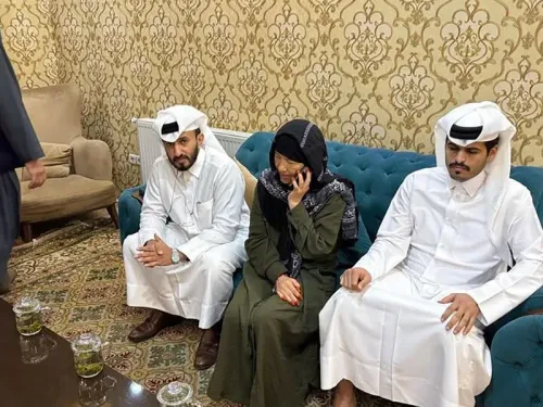 فاي هول، المواطنة الأمريكية المفرج عنها من طالبان، تجلس مع مسؤولين قطريين في كابول، تتحدث عبر الهاتف.