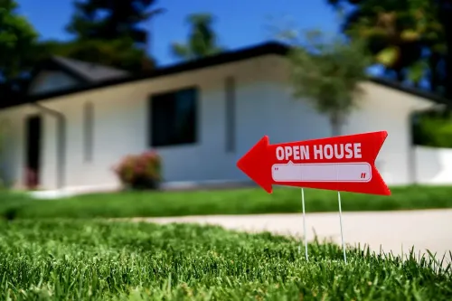 علامة "بيت مفتوح" حمراء تشير إلى منزل معاصر في حي سكني، تعكس ارتفاع أسعار سوق الإسكان في الولايات المتحدة.