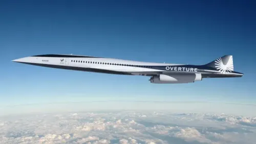 طائرة Overture الأسرع من الصوت تحلق في السماء، مع تصميم انسيابي وألوان زاهية، تمثل مستقبل السفر الجوي.