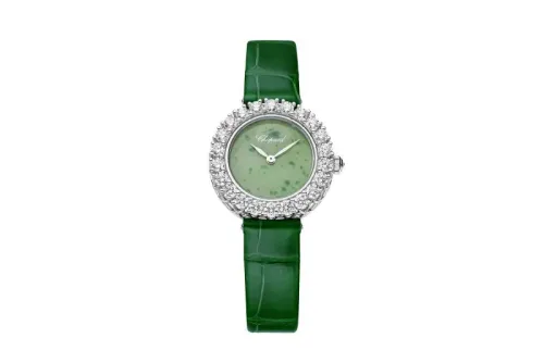 ساعة أنثوية من شوبارد بتصميم فخم، إطار مرصع بالألماس وقرص مصنوع من اليشم الأخضر، تعكس الأناقة والابتكار في عالم الساعات.