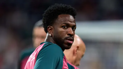 فينيسيوس جونيور لاعب ريال مدريد ينظر خلفه خلال استعدادات الفريق لمباراة الدوري الإسباني، مع تركيز على تحدياته في الموسم الحالي.