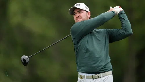 فيليب باربري، لاعب الجولف الأمريكي، يضرب الكرة في ملعب أوكمونت خلال بطولة أمريكا المفتوحة، مع التركيز على أدائه المتميز ودعم زوجته كلوي.