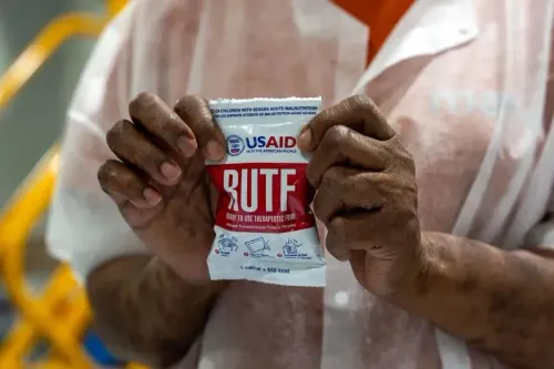 عبوة من طعام العلاج الجاهز للاستخدام (RUTF) تحمل شعار الوكالة الأمريكية للتنمية الدولية، تُظهر أهمية التغذية للأطفال المصابين بسوء التغذية.