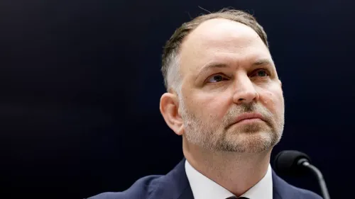 ستيفن جاردنر، الرئيس التنفيذي لشركة أمتراك، يظهر في جلسة استماع، حيث أعلن عن استقالته لضمان ثقة الإدارة في الشركة.