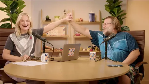 إيمي بوهلر وجاك بلاك يتبادلان التحية في بودكاست "Good Hang"، حيث يناقشان فوائد أجهزة CPAP وتأثيرها على نومهم.