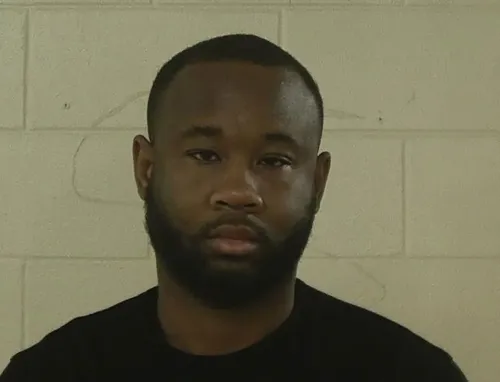 صورة لرجل يبدو أنه رقيب في الجيش، تم اعتقاله بعد إطلاق نار في قاعدة فورت ستيوارت العسكرية، مما أسفر عن إصابة خمسة جنود.