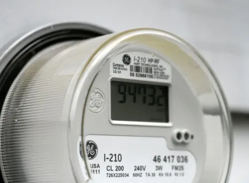 عداد كهرباء رقمي يظهر قراءة 94732، يعكس زيادة فواتير الكهرباء في الولايات الوسطى بسبب الطلب المتزايد من مراكز البيانات.