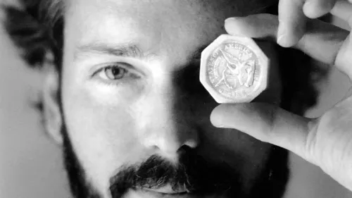 رجل يحمل عملة ذهبية قديمة، تعود إلى سفينة S.S. Central America، في سياق قضية قانونية تتعلق بالكنوز المفقودة.