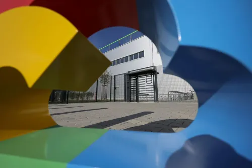 مدخل حديث لمركز بيانات، يظهر شعار ملون يمثل الذكاء الاصطناعي، مع التركيز على استثمارات شركات التكنولوجيا الكبرى في هذا المجال.