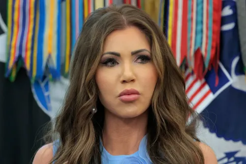 كريستي نويم، وزيرة الأمن الداخلي، تتحدث في مؤتمر صحفي حول انتقادات لوكالة إدارة الطوارئ الفيدرالية بعد إعصار هيلين.