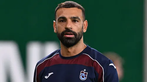 محمد صلاح لاعب نادي طرابزون سبور التركي يرتدي قميص الفريق خلال مباراة في الدوري التركي الممتاز.