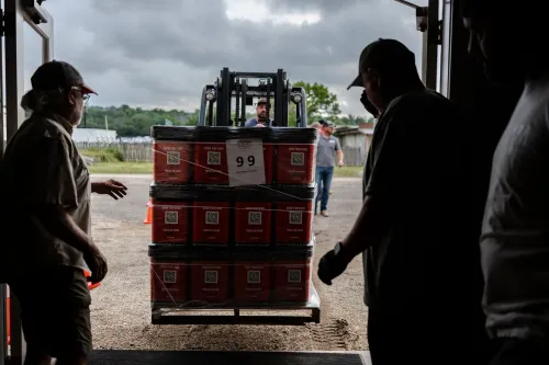 شاحنة توصل صناديق المساعدات الغذائية إلى مركز إغاثة في تكساس، حيث يسعى الناجون من الفيضانات للحصول على الدعم والمساعدة.