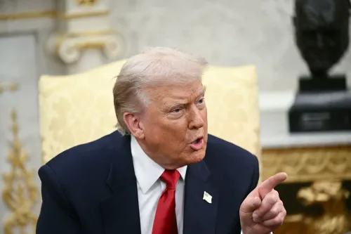 دونالد ترامب يتحدث بحماس أثناء اجتماع، مع تعبير وجه يعكس الجدية، بينما يتهم الآخرين بالكذب حول القضايا الاقتصادية.