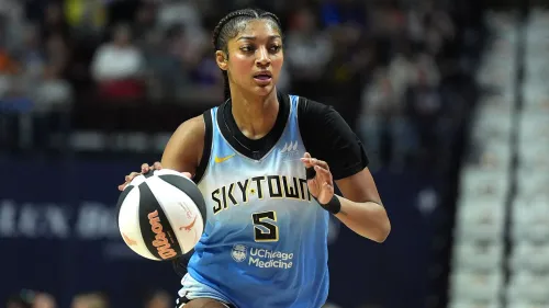 أنجيل ريس، نجمة شيكاغو سكاي، تحمل الكرة أثناء المباراة، حيث قادت فريقها لتحقيق الفوز بتسجيل ثلاثية مزدوجة في عمر 23 عامًا.