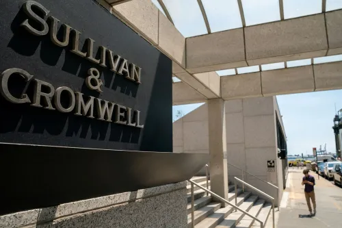 لافتة مكتب المحاماة "Sullivan & Cromwell" تظهر في مدخل المبنى، مع شخص يسير بجانبها، مما يعكس أهمية الذكاء الاصطناعي في المجال القانوني.