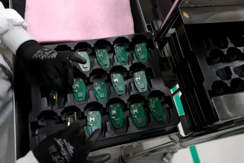 قطع غيار سيارات حديثة في مصنع، تظهر الأجزاء الإلكترونية مرتبة بشكل دقيق، تعكس تأثير الرسوم الجمركية على الصناعة.