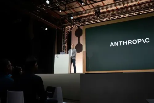 مؤسس شركة أنثروبيك يتحدث في حدث رسمي، مع عرض شعار الشركة على الشاشة خلفه، في إطار تعزيز الذكاء الاصطناعي للأمن القومي.