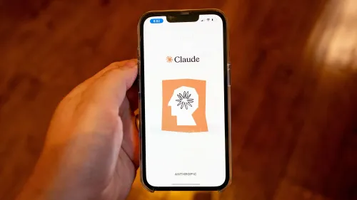 واجهة تطبيق Claude على هاتف ذكي، مع شعار أنثروبيك، تشير إلى الابتكارات في الذكاء الاصطناعي وقدرته على تحسين الإنتاجية في العمل.