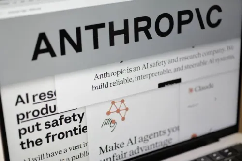شاشة كمبيوتر تعرض موقع شركة Anthropic، مع نصوص تتعلق بالذكاء الاصطناعي وأمانه، مما يعكس مكانتها في سوق التكنولوجيا.