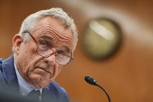 تظهر الصورة روبرت ف. كينيدي جونيور أثناء جلسة استماع، حيث يعبر عن آرائه حول سلامة اللقاحات، وسط جدل قانوني بشأن تطوير لقاحات أكثر أمانًا للأطفال.