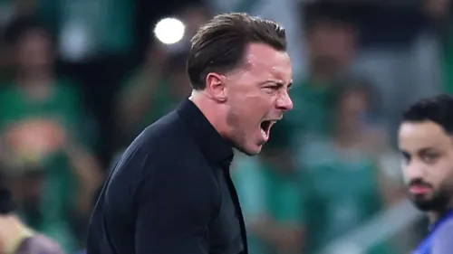 المدرب الألماني Matthias Jaissle يظهر بحماس خلال مباراة، وسط تكهنات عن انتقاله من الأهلي إلى الهلال في الدوري السعودي.