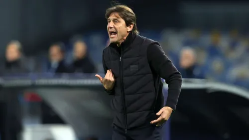 أنطونيو كونتي أثناء إدارته مباراة، مرشح بارز لتدريب المنتخب الإيطالي وسط جدل حول اختيار المدرب الجديد.