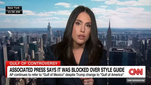 مراسلة تتحدث في استوديو CNN بنيويورك، مع خلفية للمدينة ومبنى إمباير ستيت، تناقش حظر وكالة أسوشييتد برس من تغطية البيت الأبيض.