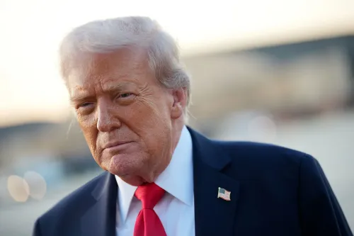 صورة للرئيس السابق دونالد ترامب، يظهر فيها تعبير وجهه الجاد، مع التركيز على سياق الحكم القضائي بشأن قضية التشهير.